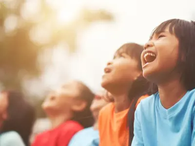 group-kids-friend-laughing-together-352-x680.jpg